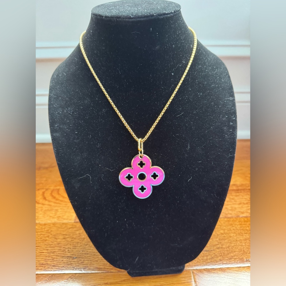 ❤️ Hot Pink Clover Charm Necklace –‎ 18”